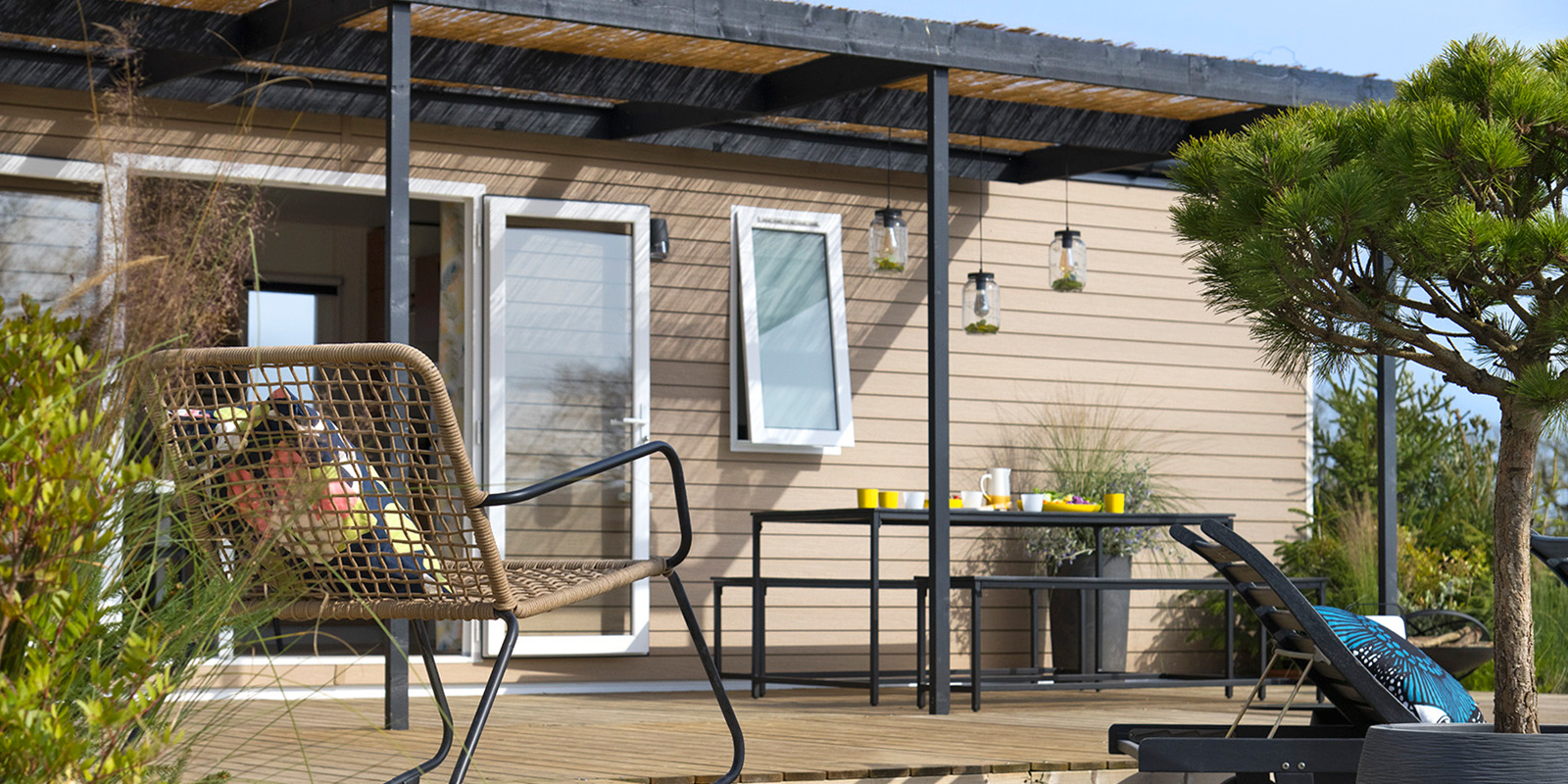 La casa prefabricada con terraza y pérgola ideal para el verano